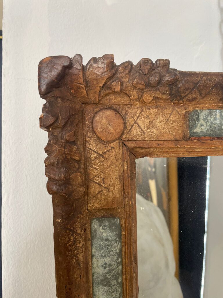 Detalle espejo madera antiguo
