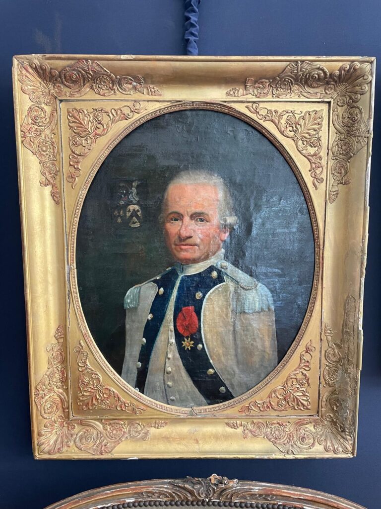 Retrato de Oficial con Uniforme Azul y Medalla