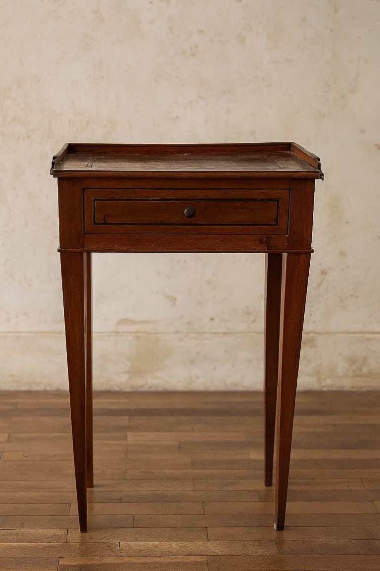 Mesa auxiliar antigua de madera con cajón frontal
