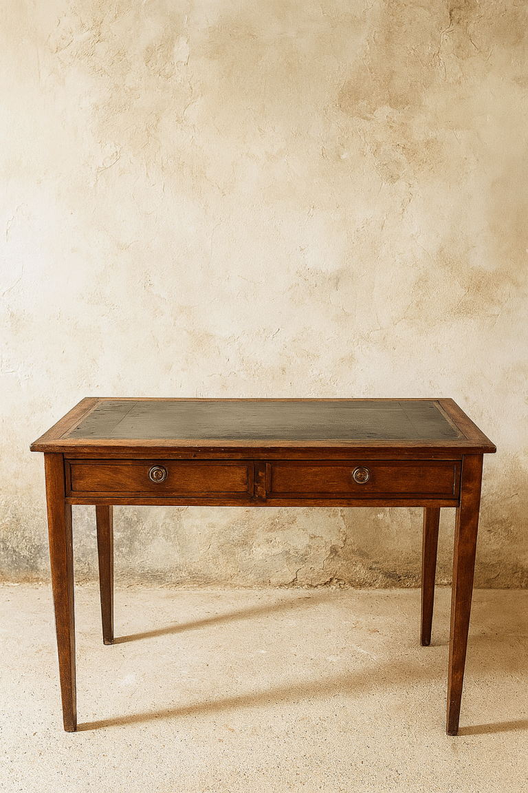 Escritorio antiguo de madera con tapa forrada en cuero