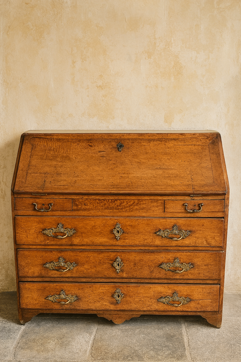Bureau antiguo de madera con frente abatible y herrajes decorativos