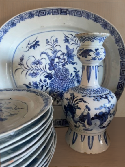 Conjunto de loza antigua en azul cobalto con motivos orientales