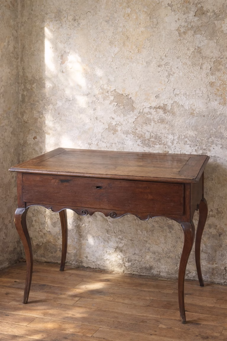 mesa de nogal con cajon s. xviii