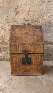 Caja de cubertería inglesa del siglo XVIII elaborada en cuero repujado, con herrajes metálicos originales y pátina auténtica. Pieza antigua decorativa y funcional, ideal para coleccionistas y amantes del mobiliario histórico.